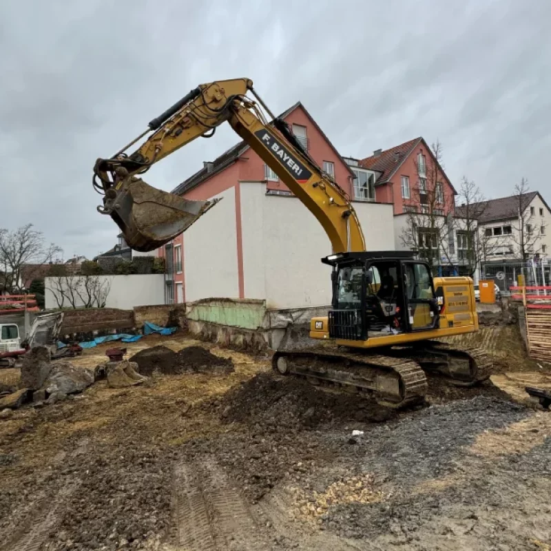 Gelber Bagger bei Jobs im Einsatz. Baustelle.