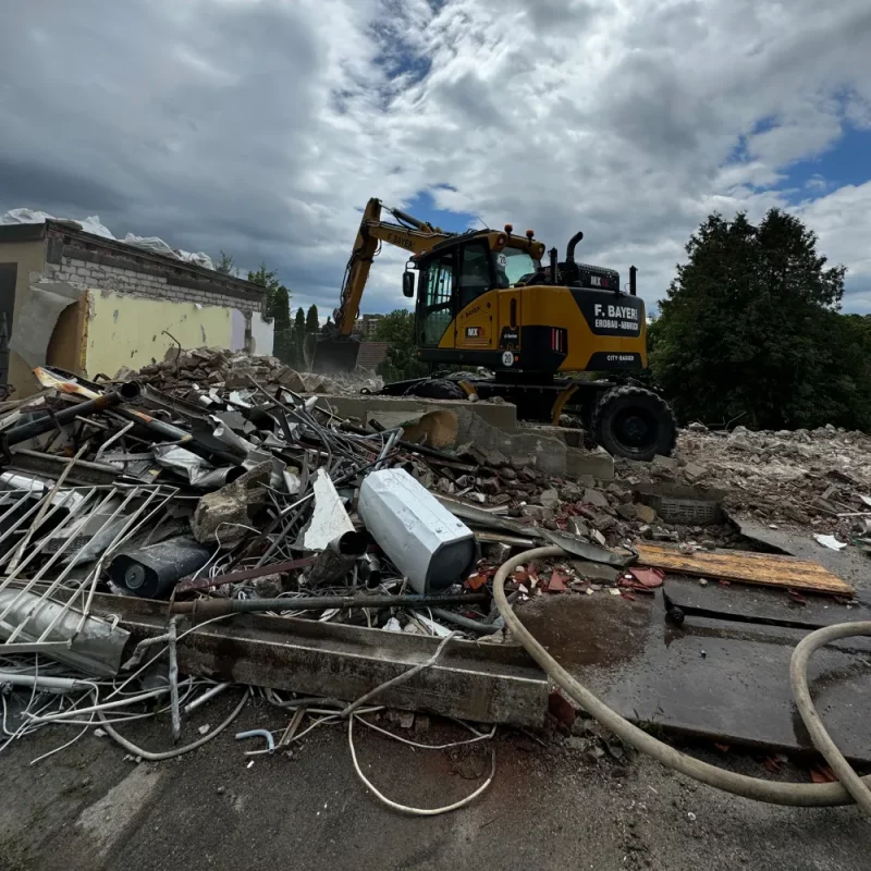 Abbruch: Bagger bei Abbrucharbeiten, Bauschutt, Abriss.