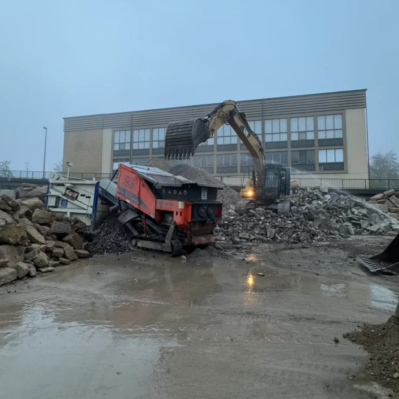Recycling: Bagger und Brecher beim Bauschuttrecycling.