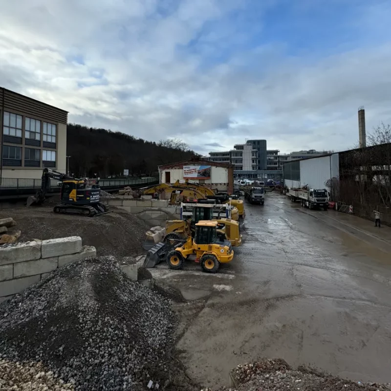Umschlagplatz: Baustelle mit Baggern und Bauarbeiten.